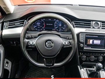 Volkswagen Passat B8 Variant 2.0 TDI BlueMotion SCR 190KM 2017 Od ręki - VOLKSWAGEN Passat 2.0 TDI Highline Combi 190KM 2017, zdjęcie 9