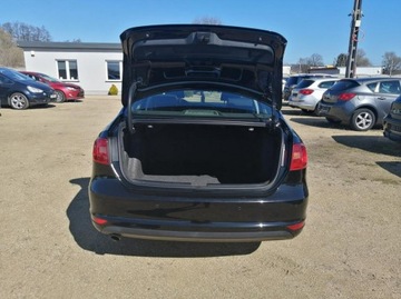 Volkswagen Jetta VI Sedan 1.6 TDI CR DPF 105KM 2011 Volkswagen Jetta 1.6 105 km klima, elektryka, zdjęcie 14