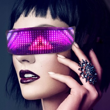 Управление приложением в черных светящихся светодиодных очках