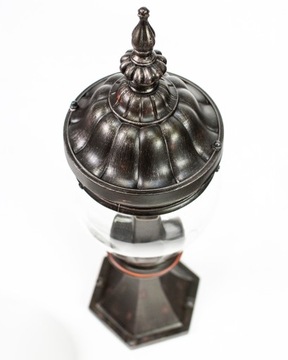 Большой уличный столбик с напряжением