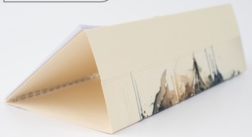 НАСТОЛЬНЫЙ КАЛЕНДАРЬ ПИРАМИДКА 2025 ЛОГО на столе с ПРИНТОМ - 50 шт.