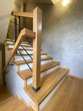 Деревянные лестницы, ступени, дубовые рейки балюстрады