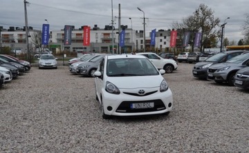 Toyota Aygo I Hatchback 5d Facelifting 1.0 VVT-i 68KM 2013 Toyota Aygo Klimatyzacja Nawigacja TOM TOM Elektryczne Szyby Benzyna 68KM, zdjęcie 2
