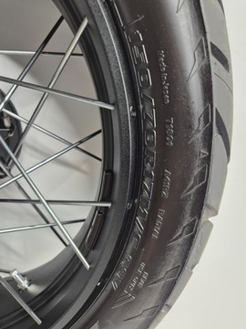 Triumph Tiger 800 XC (16-) возле передней передней задней части шины 150/70-17