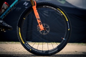 Готовые к бескамерному использованию клапаны Momum 44 мм, красные