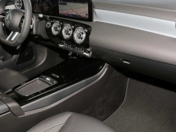 Mercedes Klasa A W177/V177 Hatchback Facelifting 1.3 200 163KM 2024 MERCEDES-BENZ A Klasa 200 AMG Line 1.3 (163KM) 2024, zdjęcie 9