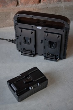 NEWELL BP-4CH ЧЕТЫРЕХКАНАЛЬНОЕ ЗАРЯДНОЕ УСТРОЙСТВО V-MOUNT