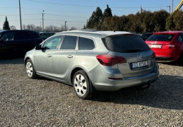 Opel Astra J Sports Tourer 1.7 CDTI ECOTEC 110KM 2012 Opel Astra 2012 r. 1.7 Diesel 110KM, zdjęcie 2