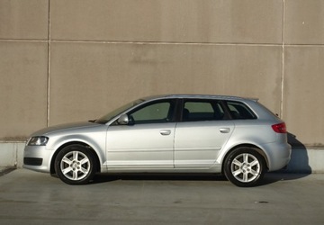 Audi A3 8P Hatchback 3d 1.6 102KM 2010 Audi A3 1.6 MPI 102KMLiftKlimatronikNiski przebieg 1.6 Benzyna 102KM, zdjęcie 3