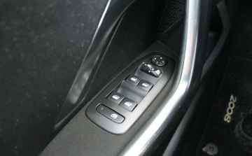 Peugeot 2008 I SUV Facelifting 1.2 PureTech 110KM 2018 Peugeot 2008 1.2 Benzyna 110KM, zdjęcie 19