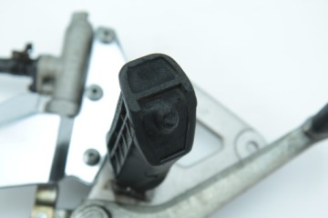 SUZUKI GS 500 89-07 КОМПЛЕКТ ПОДНОЖКА ПРАВАЯ ПЕРЕДНЯЯ