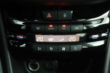 Peugeot 208 I Hatchback 5d Facelifting 1.2 PureTech 110KM 2018 Peugeot 208 1.2 PureTech, Salon Polska, zdjęcie 9