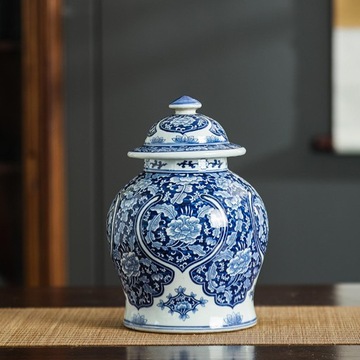 Керамическая ваза для украшения стола сине-белая