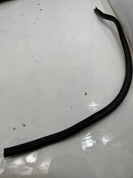 USZCZELKA MASKI CAYENNE II 7P5 7P5823727B