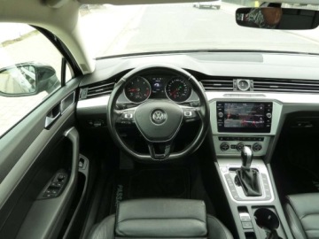 Volkswagen Passat B8 Variant 2.0 TDI BlueMotion SCR 150KM 2018 Volkswagen Passat NAWIGACJA PLHIGHLINE DSG-7PANORAMAASYSTENT PARKOWANIASKO, zdjęcie 5
