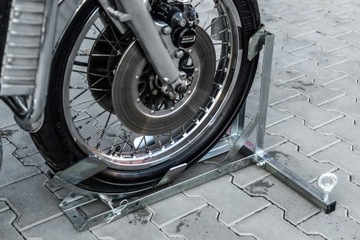 Крепление подставки для передних колес к прицепу мотоцикла