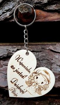 Гость благодарит брелок для причастия и крещения