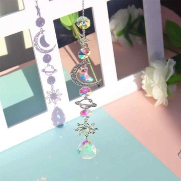 Кристалл-ловец солнца призмы, висящий на свету