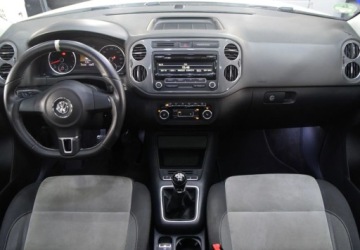 Volkswagen Tiguan I SUV Facelifting 1.4 TSI BlueMotion 160KM 2012 Volkswagen Tiguan Tiguan_Panoramiczny dach_Alufelgi17_Podgrzewane fotele, zdjęcie 4