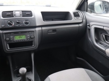 Skoda Fabia II Hatchback Facelifting 1.2 HTP 70KM 2011 Skoda Fabia 1.2 12V, GAZ, Klima, zdjęcie 7
