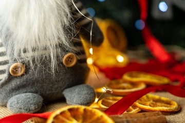 РОЖДЕСТВЕНСКОЕ УКРАШЕНИЕ ЭЛЬФИНИ РОЖДЕСТВЕНСКИЙ ГНОМ ПОД РОЖДЕСТВЕНСКОЙ ЕЛКОЙ СТОЯЩИЕ ПОЛОСКИ