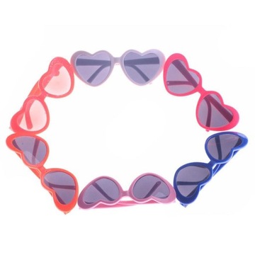 Różowe plastikowe okulary w kałcie serca