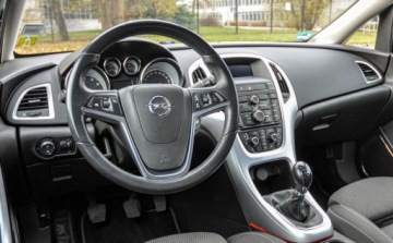 Opel Astra J Hatchback 5d 1.6 Turbo ECOTEC 180KM 2009 Opel Astra 1,6T (180KM) 1.6 Benzyna 180KM, zdjęcie 8