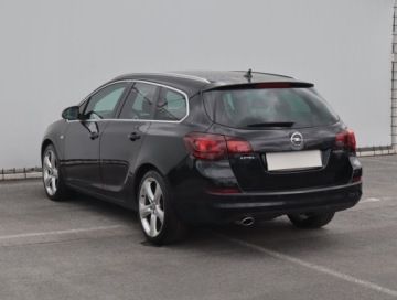 Opel Astra J Sports Tourer 1.6 Turbo ECOTEC 180KM 2011 Opel Astra 1.6 T, GAZ, Automat, Skóra, Navi, zdjęcie 3