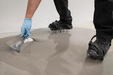 Обувь с шипами для бетонных стянок