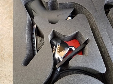 ТОРМОЗА: 2x12-скоростные рычаги SRAM RED eTap AXS HRD + зажимы.