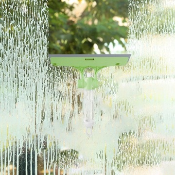 Зеленый скребок для мытья окон.