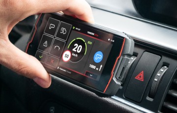 Yanosik GTm с сенсорным экраном, подписка на 12 месяцев + специальный держатель,