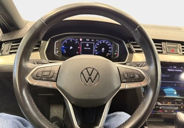 Volkswagen Passat B8 Variant Facelifting 2.0 TDI SCR 150KM 2022 Volkswagen Passat Unikatowe wyposazenie - Masaze - 4 kamery - LED Matrix -, zdjęcie 24