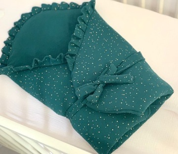 Муслиновый конус с рюшами из роз и золотых звезд.