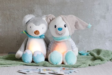 Интерактивная пустышка InnoGIO Angelo Teddy Bear светится.