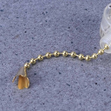 Потолочный вентилятор, выключатель света, цепочка на молнии.