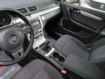 Volkswagen Passat B7 Variant 2.0 TDI CR DPF BlueMotion 140KM 2014 Volkswagen Passat Grzane fotele Klimatronik 2xPDC Alu Tempomat Hak 2.0, zdjęcie 9