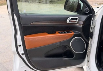 Jeep Grand Cherokee IV Terenowy Facelifting 6.4 V8 468KM 2015 Jeep Grand Cherokee 2015 Jeep Grand Cherokee SRT 6.4 V8 HEMI 6.4 Benzyna, zdjęcie 12