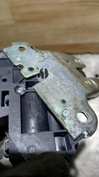 ЗАМОК ЗАДНЕЙ ДВЕРИ VW PASSAT B6 08R СЕДАН