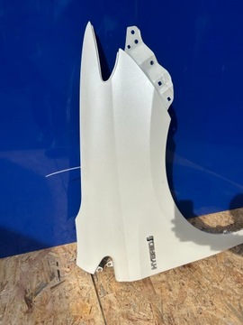 AURIS II BLATNÍK PRAVÝ PŘEDNÍ 070 W BARVA