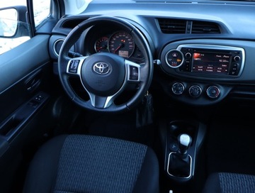 Toyota Yaris III Hatchback 5d 1.33 Dual VVT-i 99KM 2013 Toyota Yaris 1.33 Dual VVT-i, Klima, Parktronic, zdjęcie 6