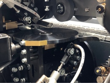 Кромкооблицовочный станок с предварительным фрезерованием и формованием углов Кромкооблицовочный станок Hebrock.