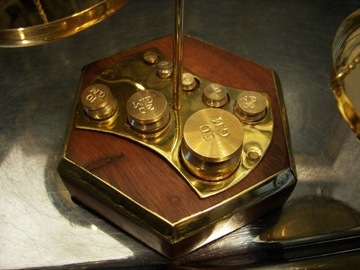 WAGA SZALKOWA MOSIĘŻNA PODSTAWA DREWNO SKLEP APTEKA JUBILER GRAWERUNEk