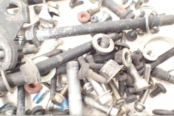 Triumph Tiger 955i Болты сняты.