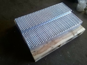 Ступени металлические, оцинкованные, противоскользящая решетка 80х25см.