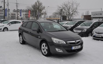 Opel Astra J Sports Tourer 1.4 Turbo ECOTEC 140KM 2012 Opel Astra 1.4 150 JAHRE Benzyna Tempomat Cz. parkowania Klimatyzacja 1.4, zdjęcie 3