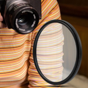 Объектив фотоаппарата с радужным синим полосовым фильтром и вспышкой 67 мм