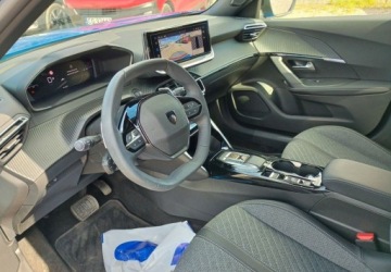 Peugeot 2008 II SUV Facelifting 1.2 PureTech 130KM 2024 Peugeot 2008 PureTech 130 Allure SS EAT8 SalonPL FVat 2024 Maly Przebieg, zdjęcie 17