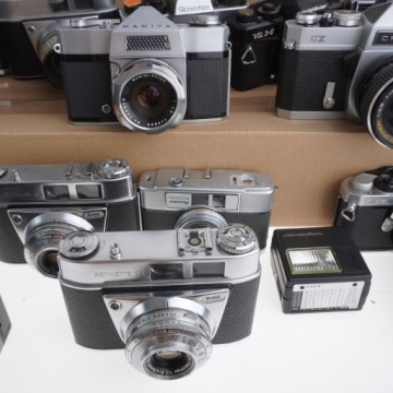 Большой набор фотоаппаратов – Rolleiflex, Pentax и другие.