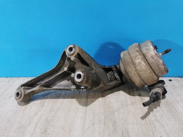 AUDI A4 B6 B7 UCHYCENÍ ULOŽENÍ MOTORU DRŽÁK 8E0199307S
